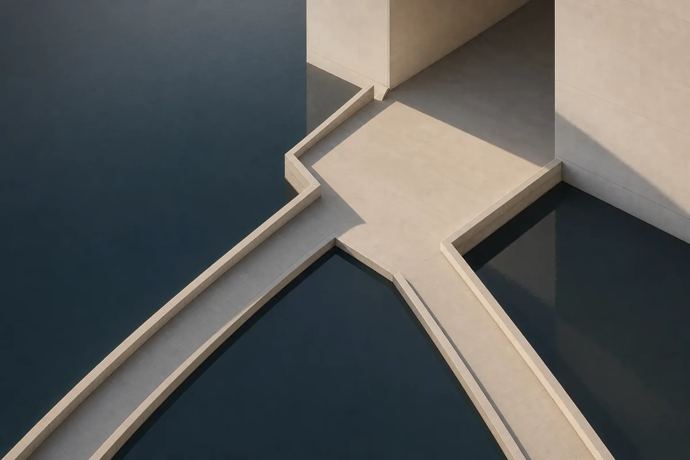 Zwei schlanke Betonstege moderner Architektur, die aus verschiedenen Richtungen kommen und in der Mitte zu einer Fläche zusammenlaufen